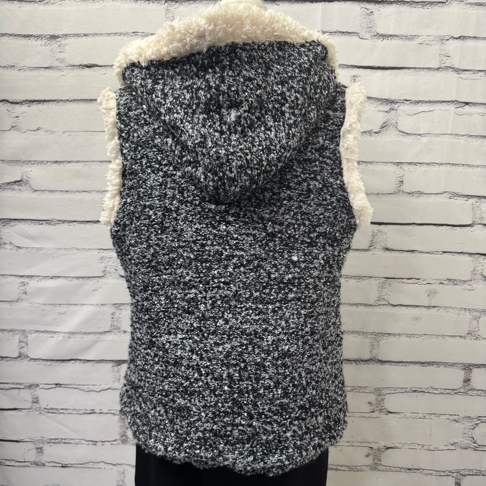 Women's Black‎ and White Sherpa Vest - Picture 4 of 14